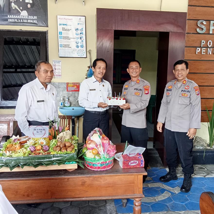 Forkopimkap Pengasih Kunjungi Polsek Pengasih dalam Rangka HUT Bhayangkara ke-79
